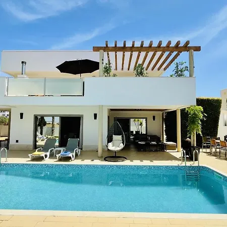 - Private Pool - 10 Guests - *