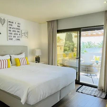 - Private Pool - 10 Guests - Vila